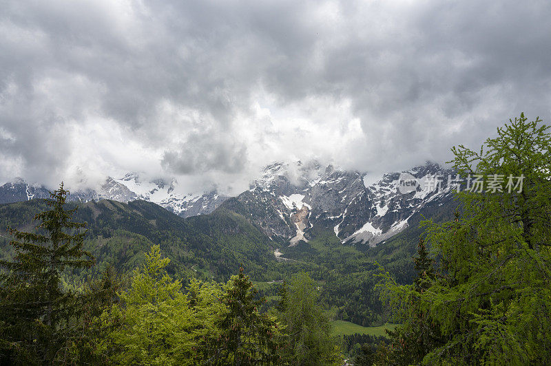 Zgornje Jezersko山谷在春天的景色